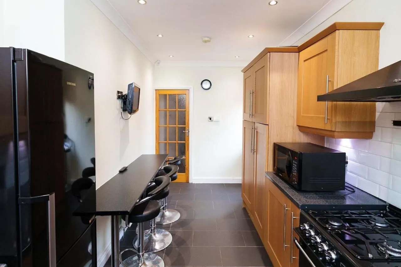 Oakwood House Detached Home In South Leeds Leeds  Lägenhet